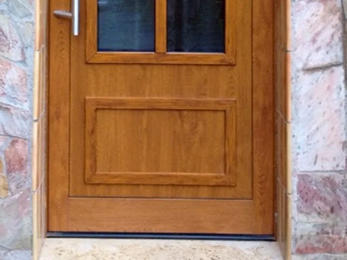 Haustür aus Holz mit Sprossenverglasung und Edelstahlgriff
