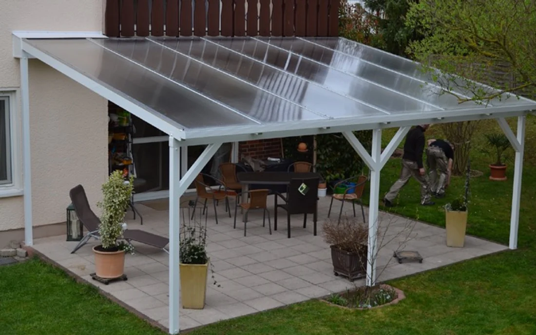 Terrassenüberdachung mit Glasdach über einer Gartenterrasse — ausgeführte Arbeit von Detlev Hintz